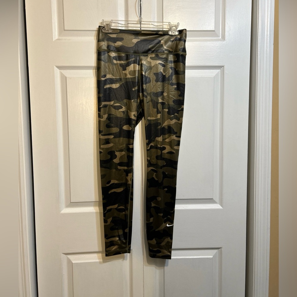 NWT Nike One Dri-FIT Womens Leggings Tight Fit Size M Medium Full Length Camo